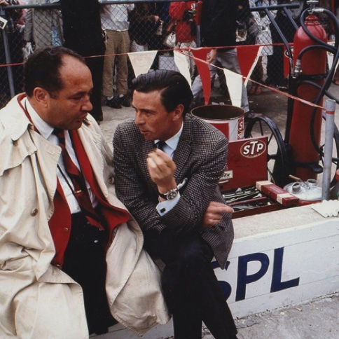 Discussion entre le sponsor Andy Granatelli et son pilote Jim Clark